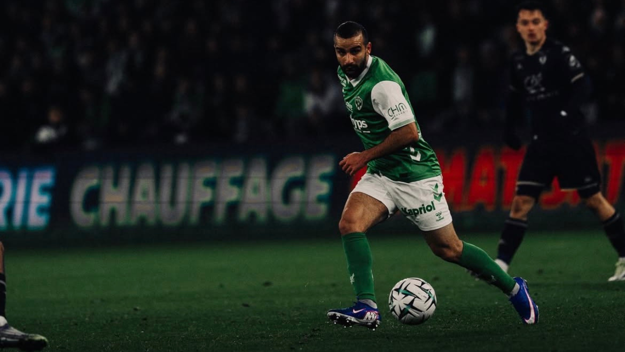 Mahmoud Jaber balle au pied face au clermontois.