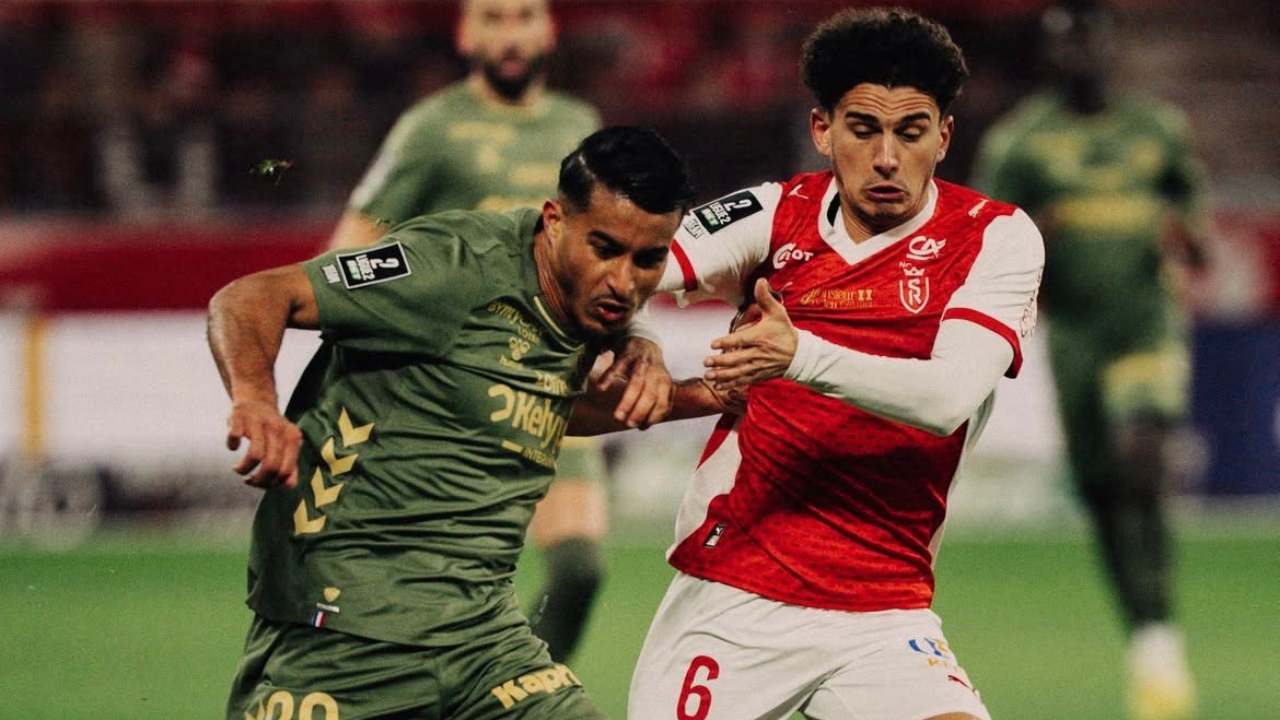 Aïmen Moueffek, joueur de l'ASSE, au duel avec Theo Leoni joueur Rémois.