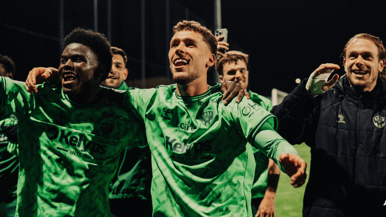 Lucas Stassin célèbre la victoire avec ses coéquipiers devant le parcage stéphanois.