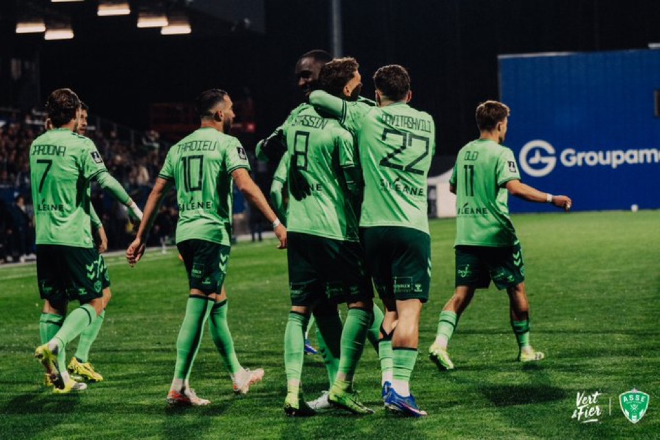 Les joueurs stéphanois célèbrent le but de Lucas Stassin.