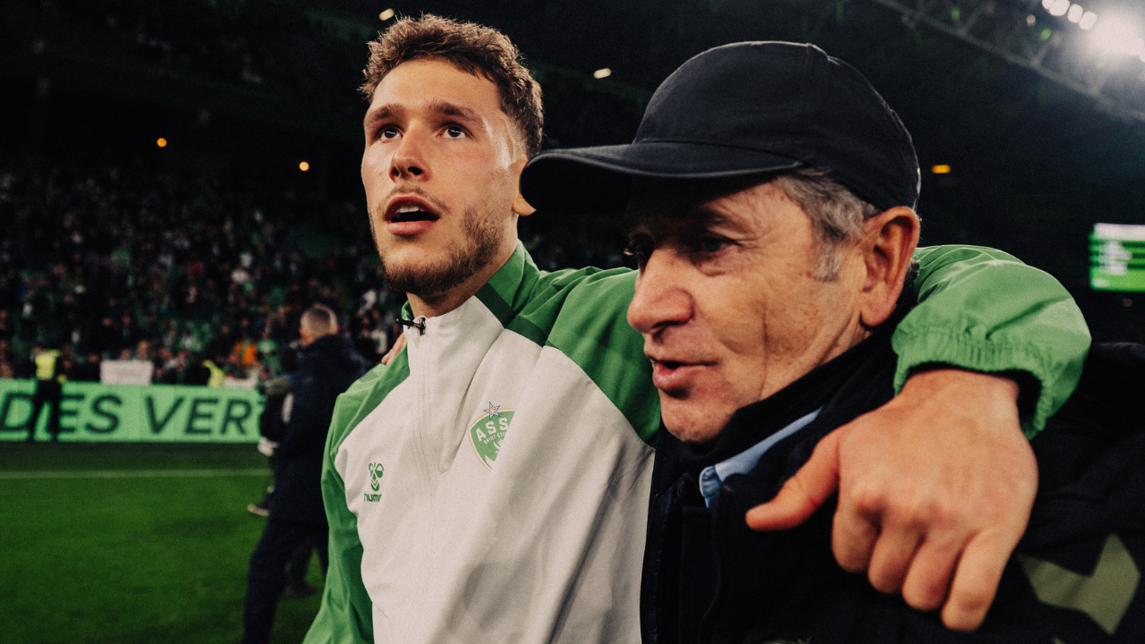 Lucas Stassin enlace Philippe Montanier après la victoire stéphanoise face à Laval.