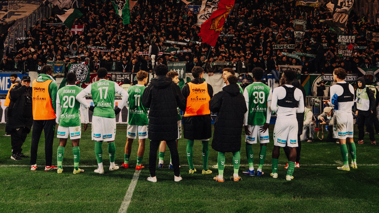 Les joueurs stéphanois fse tiennent devant le parcage extérieur en félicitent les supporters stéphanois venus encourager l’équipe jusqu’à Grenoble.