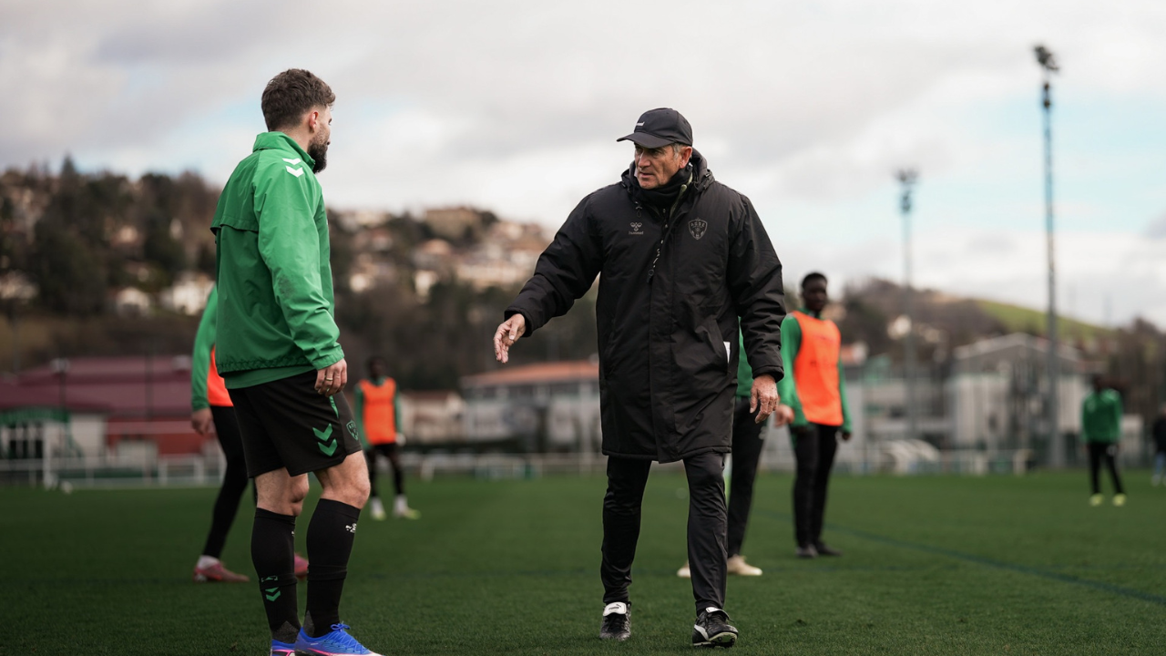 Zurikо Davitashvili discute avec Philippe Mоntanier pendant l'entraînement․