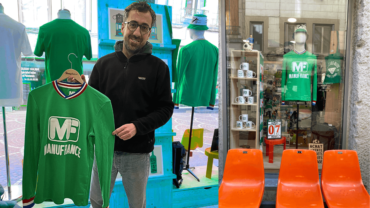 Dorian Beaune, responsable de la boutique Trincamp, présente la réédition du maillot de 1976 en manches longues.