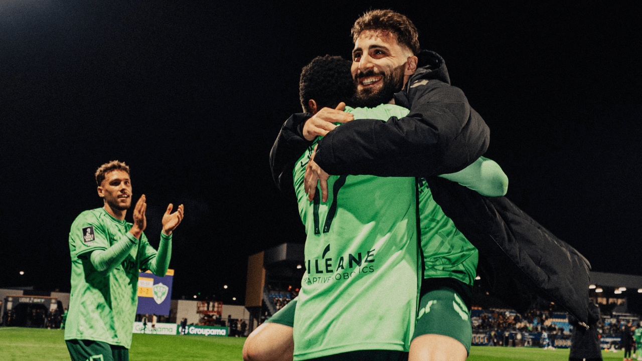 À gauche, Lucas Stassin observe Zuriko Davitashvili dans les bras de Joshua Duffus, célébrant la victoire de l’ASSE.