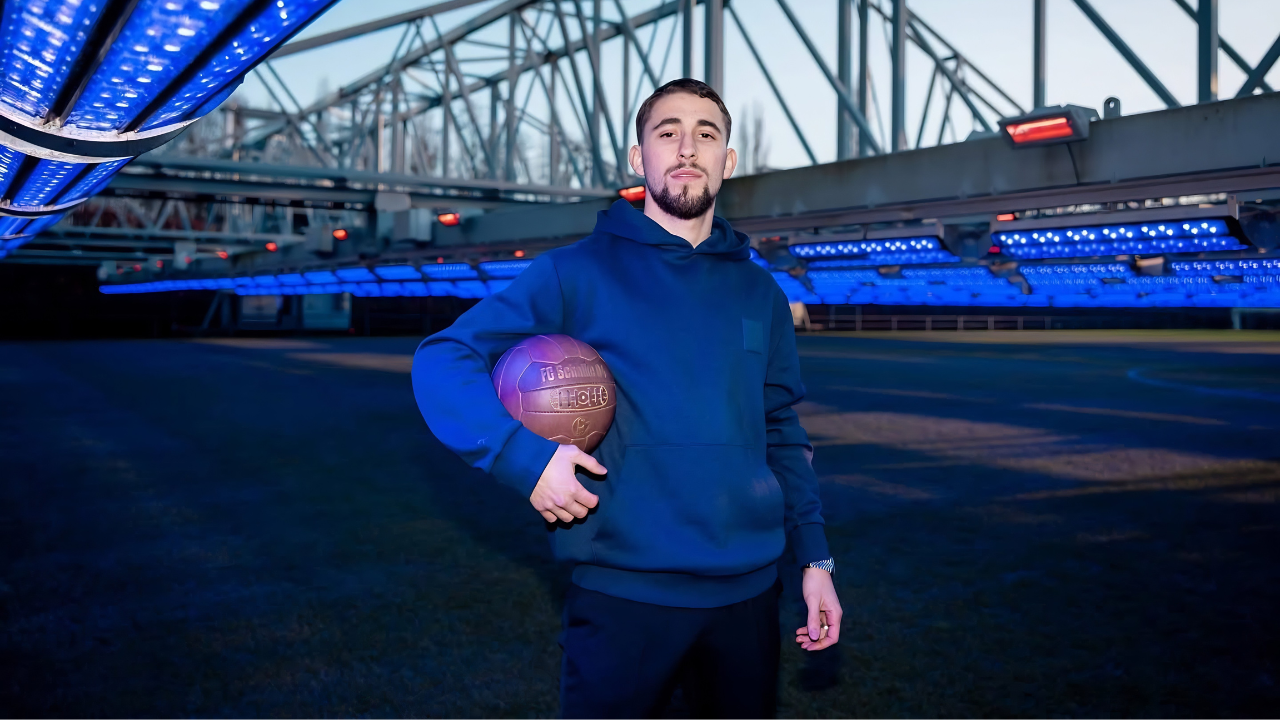Adil Aouchiche pose lors de la signature de son contrat avec le FC Schalke 04.