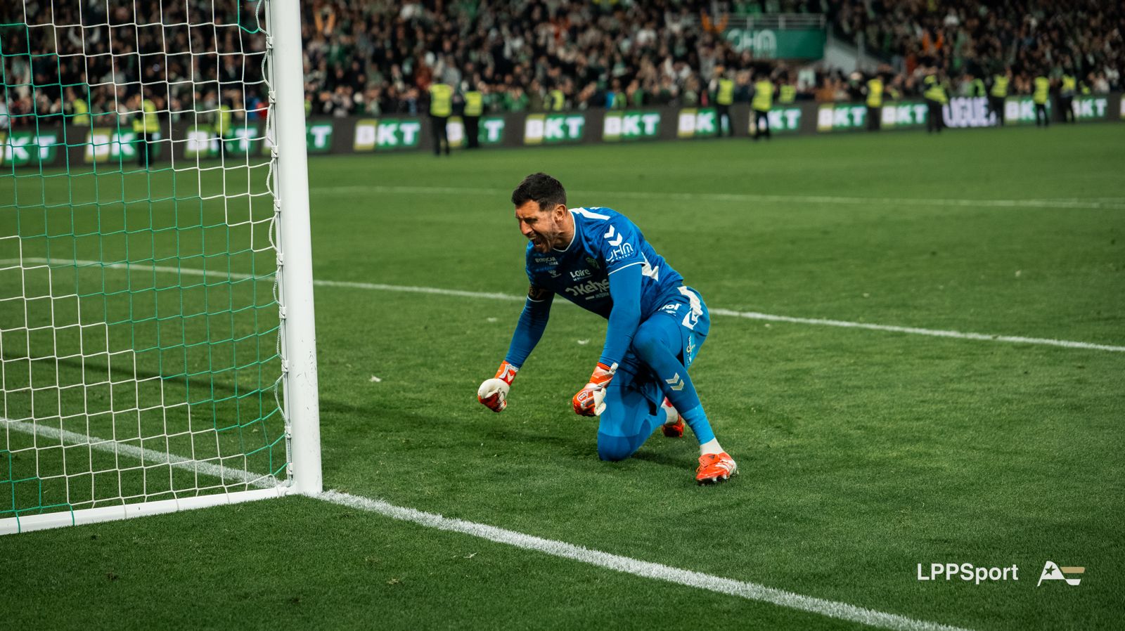 Brice Maubleu exulte au coup de sifflet final après la séance de tirs au but.
