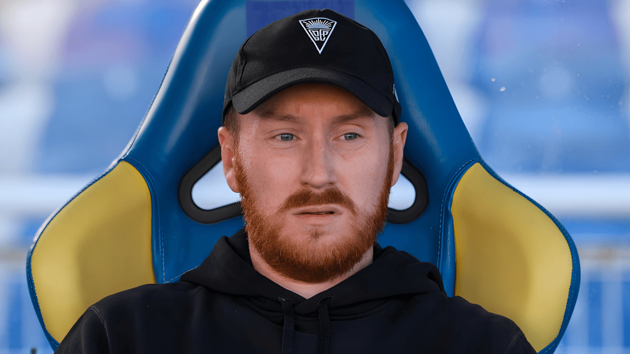 Ian Cathro sur le banc d'Estoril.