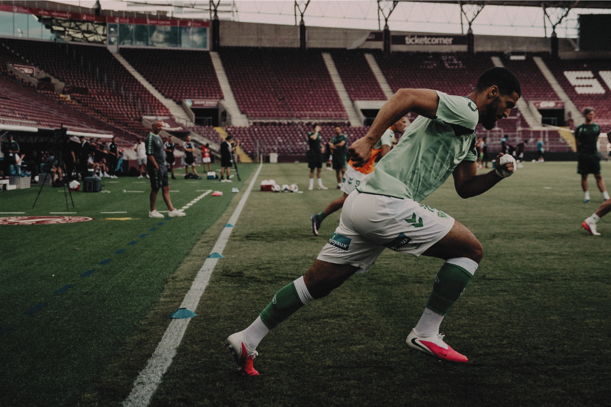 Souaib Naïr poursuit sa préparation en marge du groupe, en bord de pelouse, avant le coup d'envoi de la rencontre face au Servette FC.