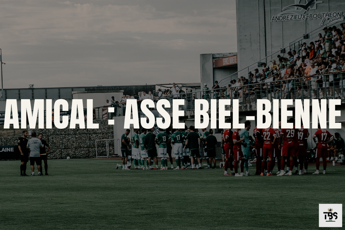 Les effectifs de l'AS Saint-Étienne et du FC Biel-Bienne rassemblés sur la pelouse de l'Envol Stadium avant la reprise du jeu, lors du premier match amical de la préparation estivale 2026.