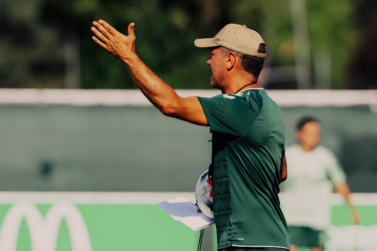 Yannick Chandioux donnant ses consignes lors d’un entraînement de l’ASSE féminine.