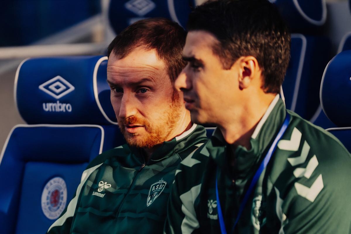 Ian Cathro assis sur le banc de l’ASSE avant la rencontre de l’AS Saint-Étienne face aux Glasgow Rangers.