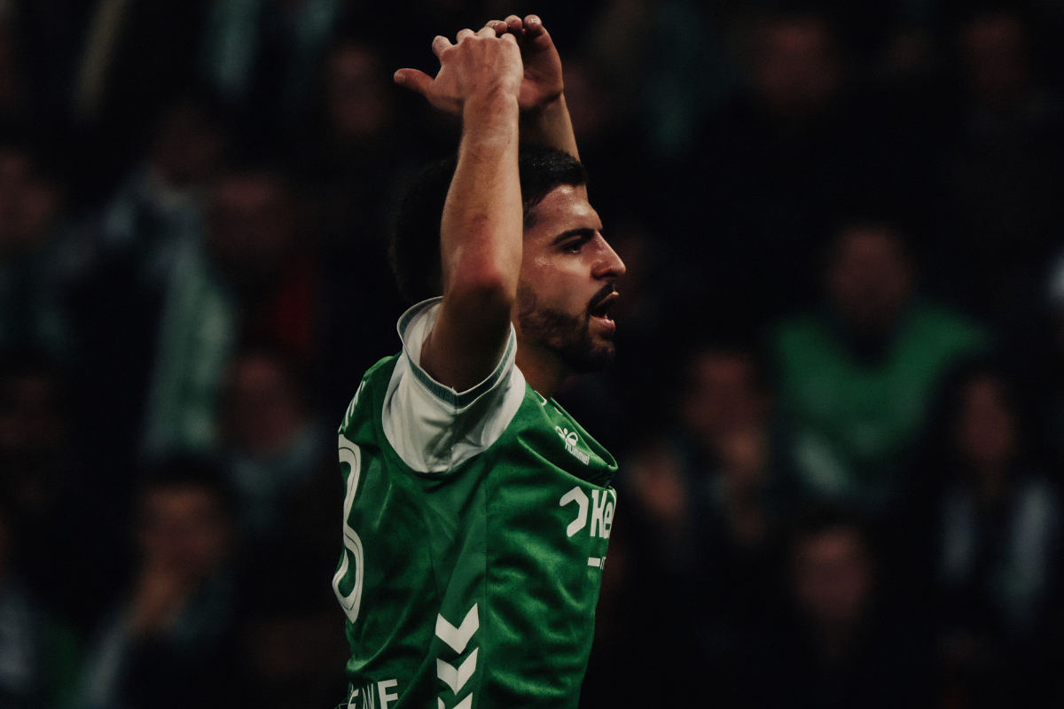 Igor Miladinović sous le maillot vert de l’ASSE, les bras levés sur la pelouse de Geoffroy-Guichard.