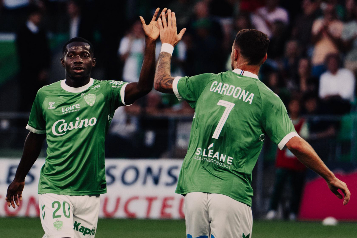 Augustine Boakye et Irvin Cardona se tapent dans la main sur la pelouse, sous le maillot vert de l’ASSE.