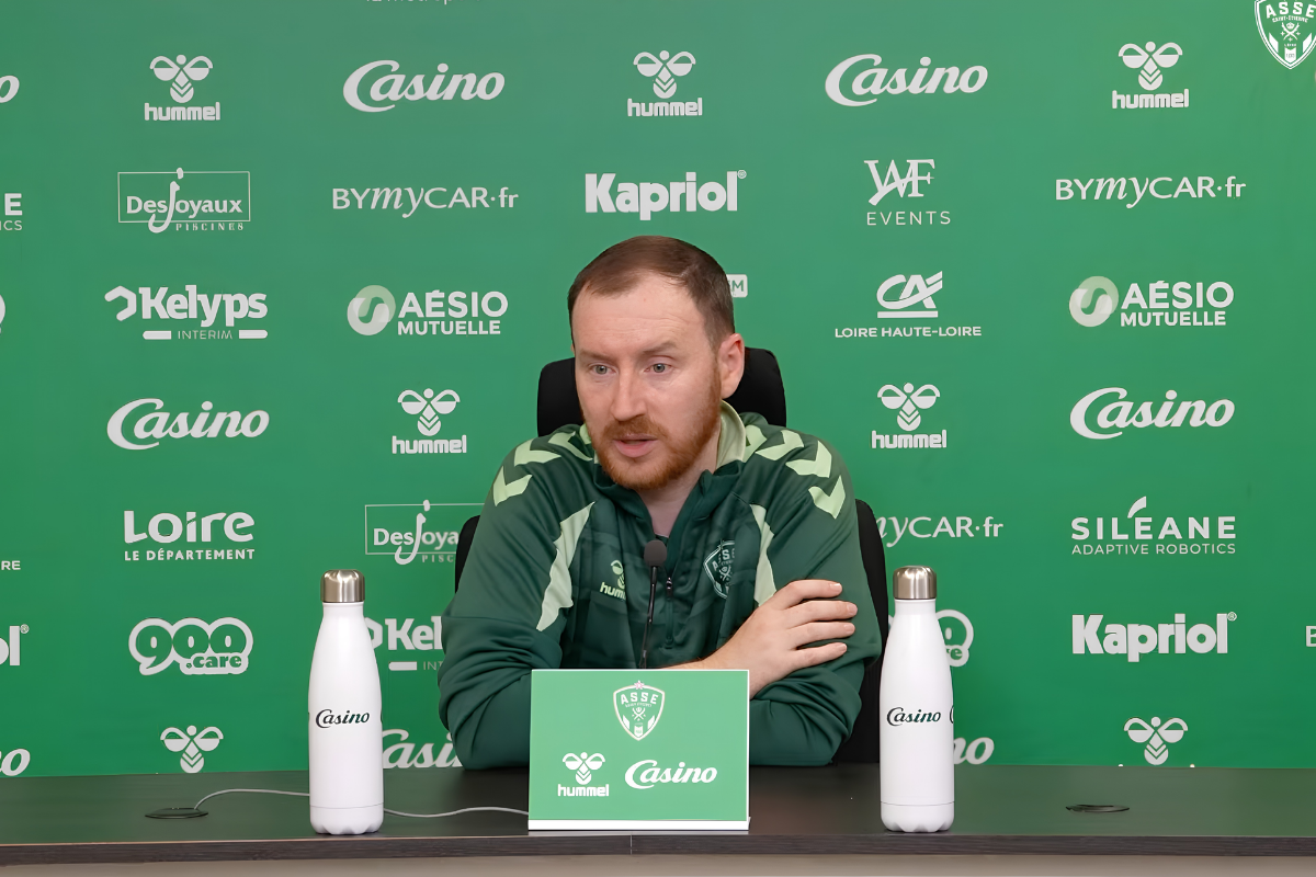 Ian Cathro assis derrière les micros lors de la conférence de presse de la rencontre contre Dijon.