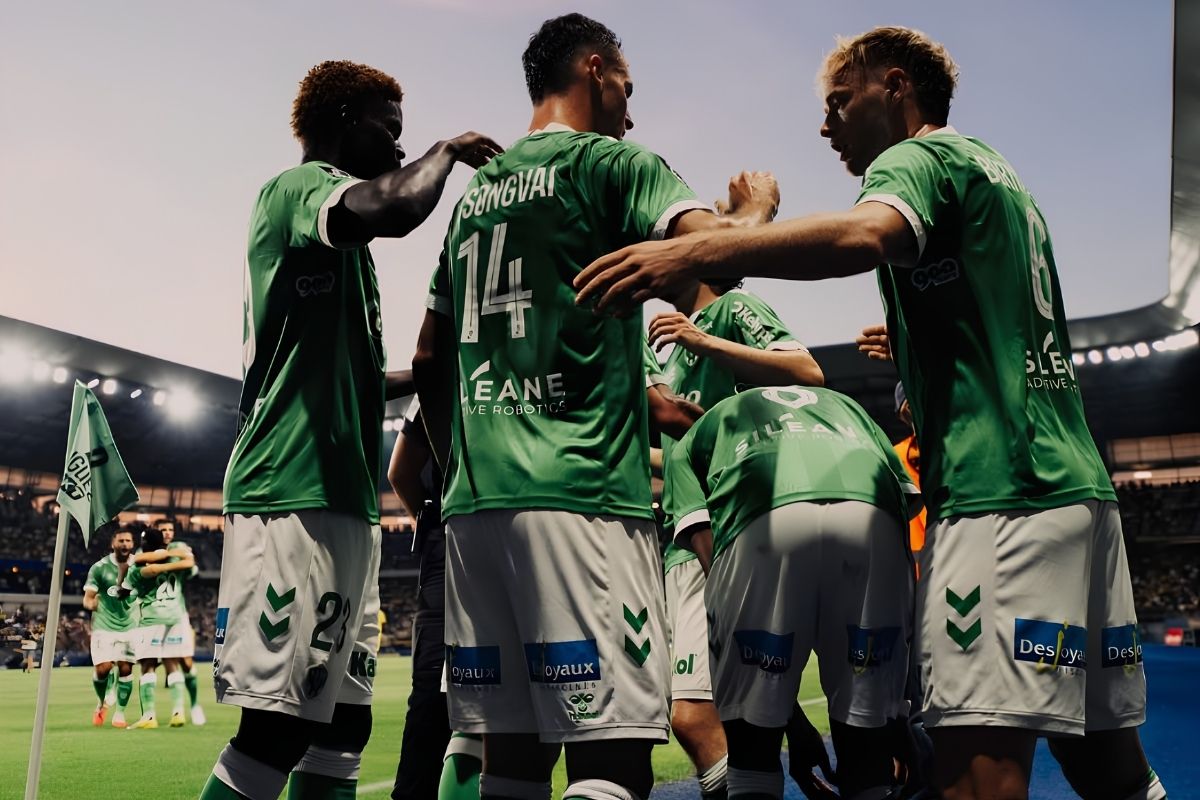 Les joueurs de l’AS Saint-Étienne célèbrent un but sur la pelouse de Sochaux lors de la première journée de Ligue 2.