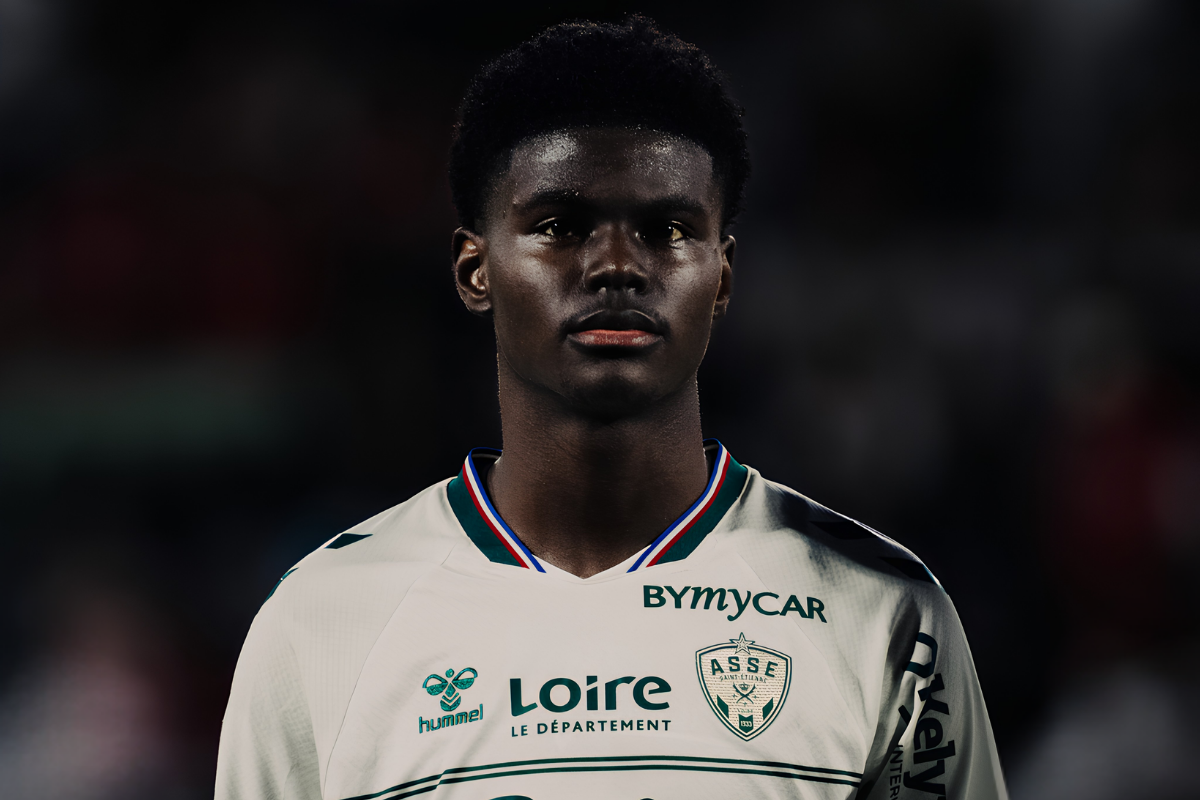 Kévin Pedro portant le maillot (extérieur) blanc de l’AS Saint-Étienne, pressenti pour rejoindre la sélection de la RD Congo.