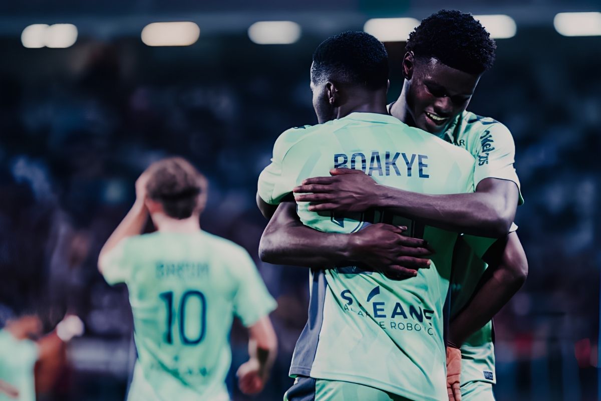 Augustine Bоakye et Kévin Pedrо célèbrent leurs buts inscrits pоur l'ASSE lоrs du match nul cоntre le FC Metz à Saint-Symphоrien․