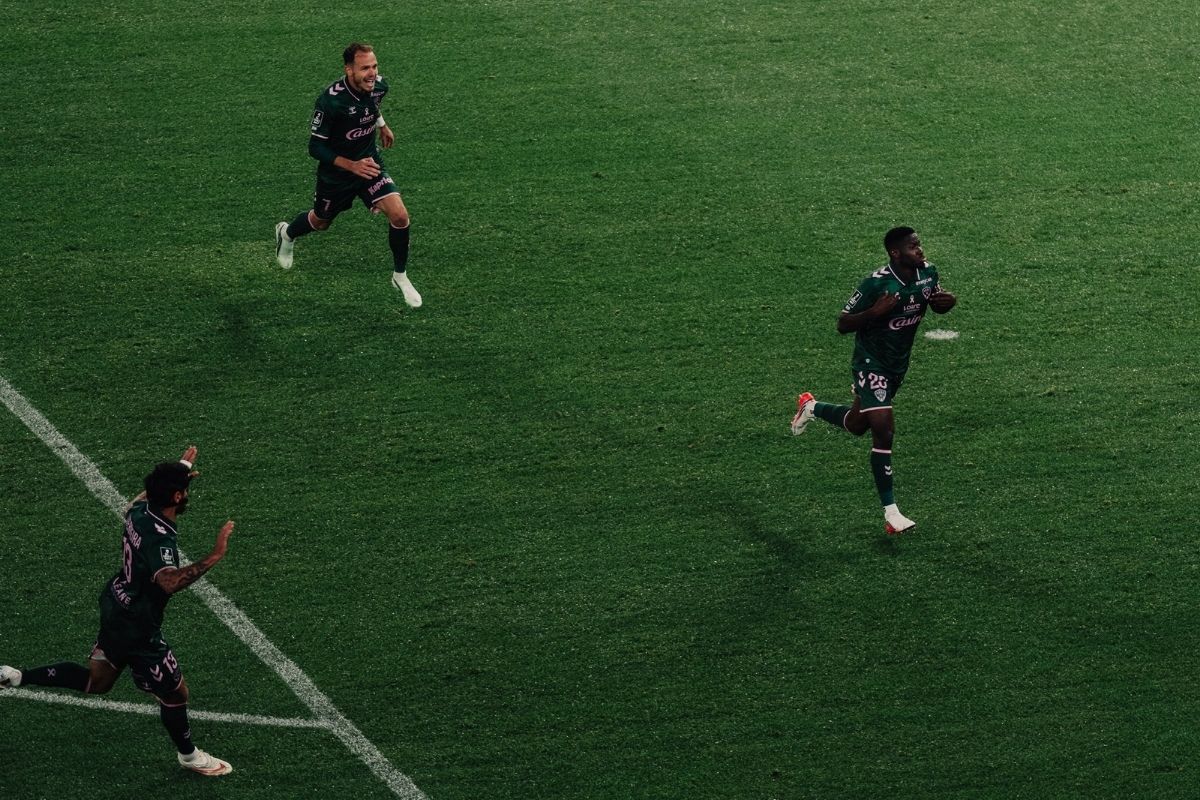 Augustine Boakye célèbre son but avec plusieurs coéquipiers de l’AS Saint-Étienne lors de la victoire face à Rodez à Geoffroy-Guichard.