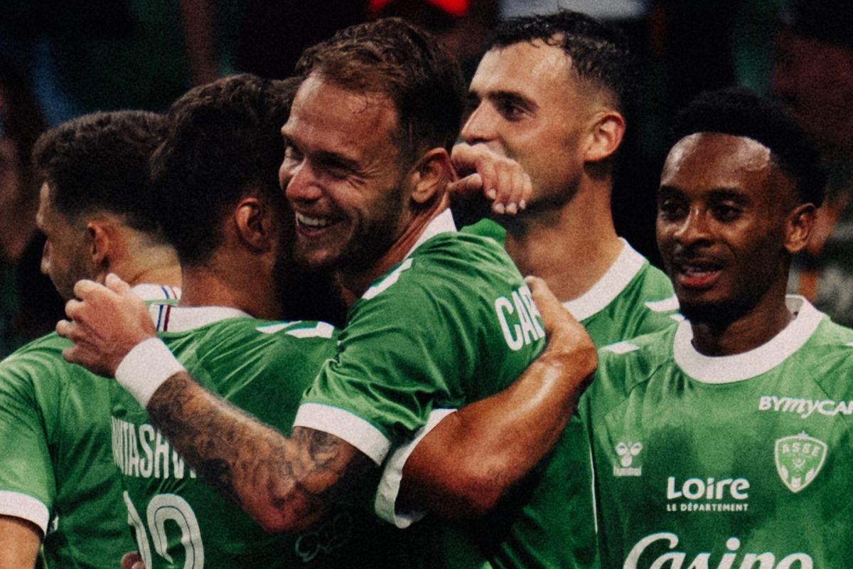 Irvin Cardona célèbre un but avec plusieurs de ses coéquipiers de l’AS Saint-Étienne, réunis autour de lui.