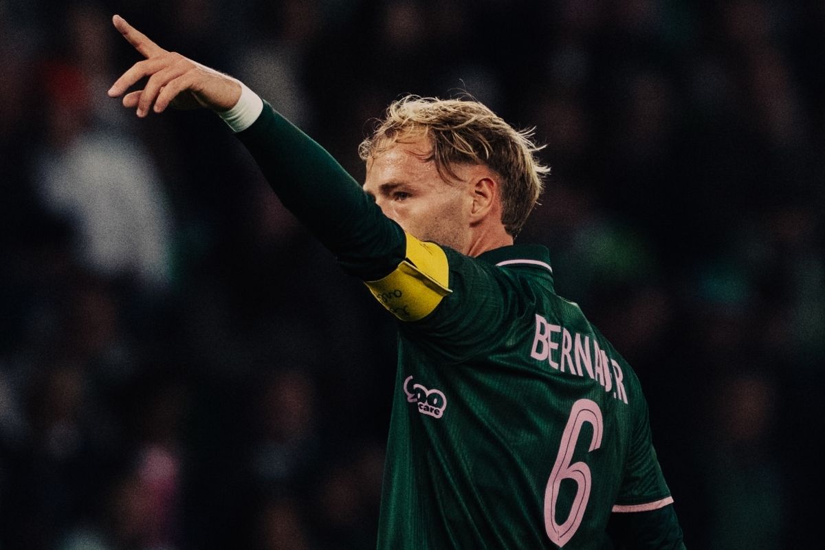 Maxime Bernauer, capitaine de l’AS Saint-Étienne face à Rodez, porte le brassard et donne des consignes à ses coéquipiers sur la pelouse de Geoffroy-Guichard.