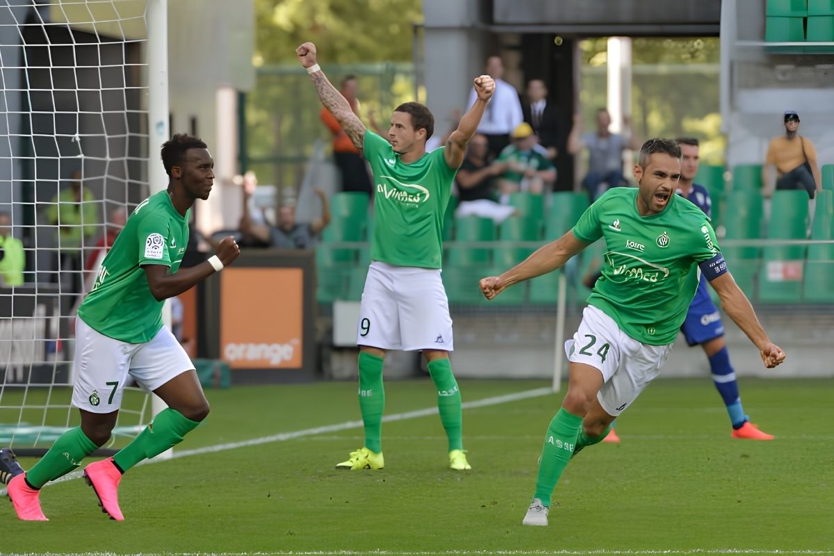 Nolan Roux célèbre un but sous le maillot de l’AS Saint-Étienne aux côtés de plusieurs coéquipiers, dont Loïc Perrin et Jean-Christophe Bahebeck.