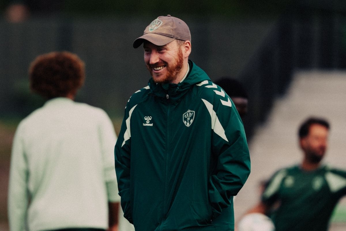 Ian Cathro, entraîneur de l’AS Saint-Étienne, souriant lors d’une séance d’entraînement.