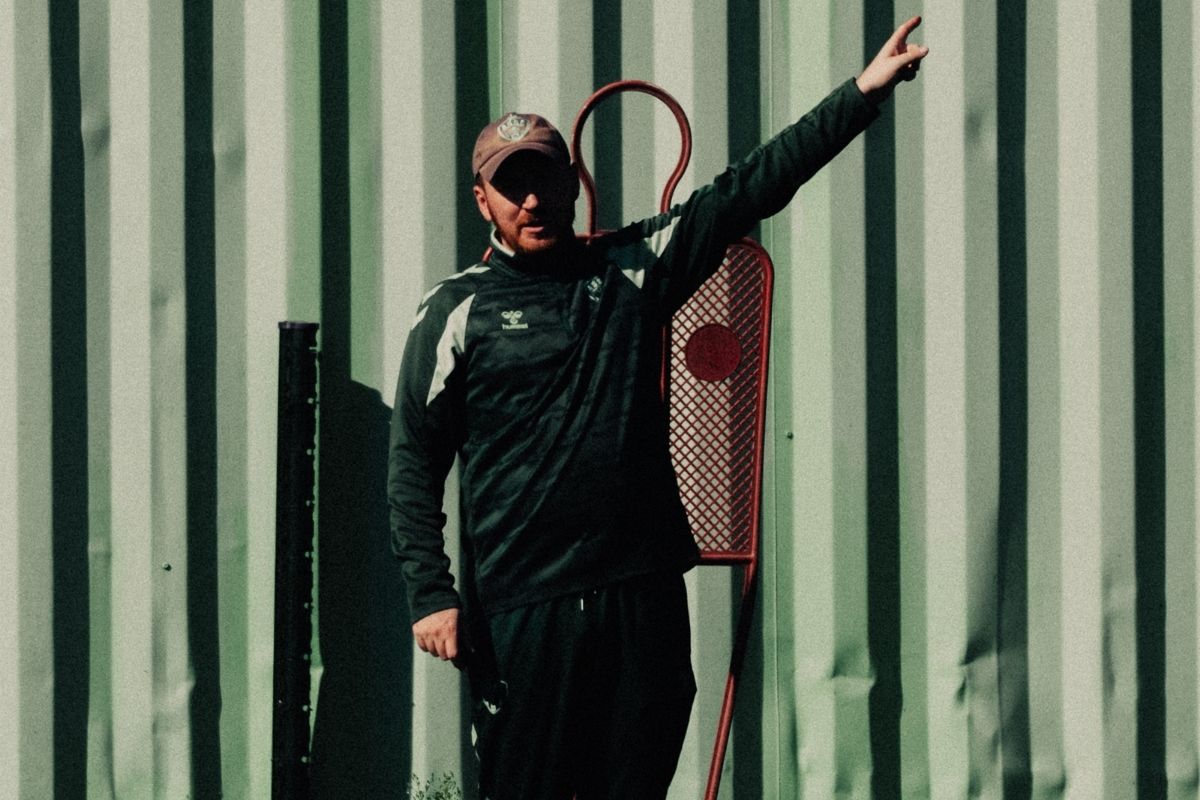 Ian Cathro, entraîneur de l’AS Saint-Étienne, donne des consignes lors d’une séance d’entraînement à L’Étrat avant la réception de Rodez.