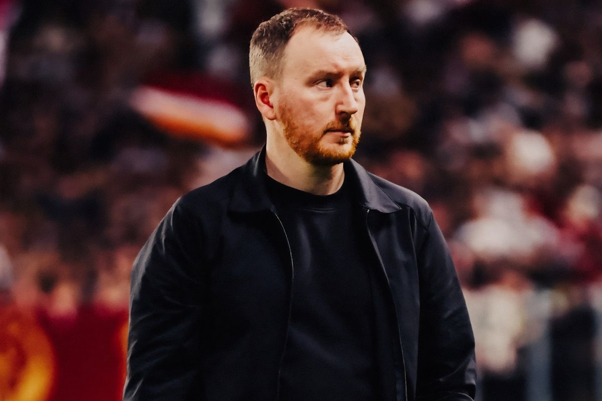 Ian Cathro, entraîneur de l’AS Saint-Étienne, au bord de la pelouse du stade Saint-Symphorien à Metz.