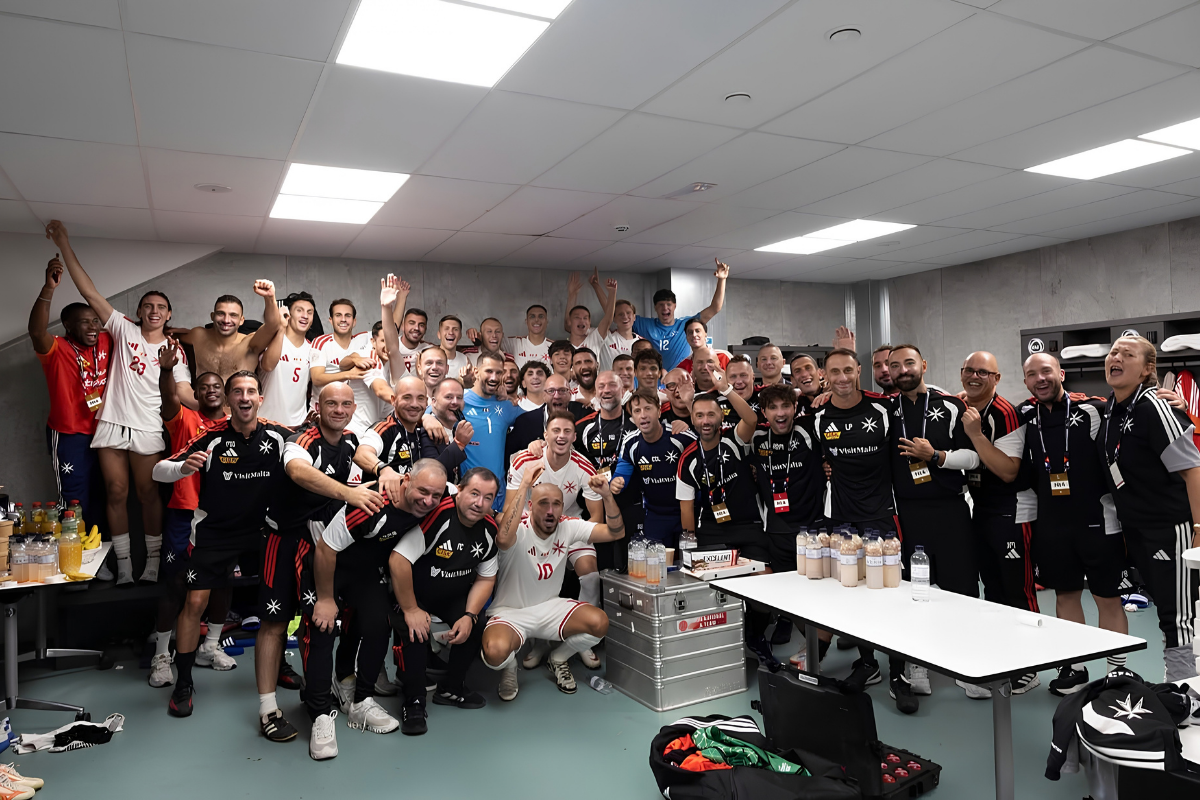 Les joueurs et le staff de la sélection maltaise célèbrent ensemble dans le vestiaire après une rencontre de Ligue des nations.