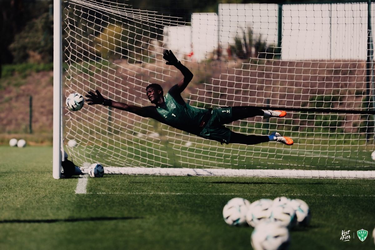 Mamour Ndiaye, gardien de l’AS Saint-Étienne, effectue une parade plongeante à l’entraînement avant le déplacement au Red Star.