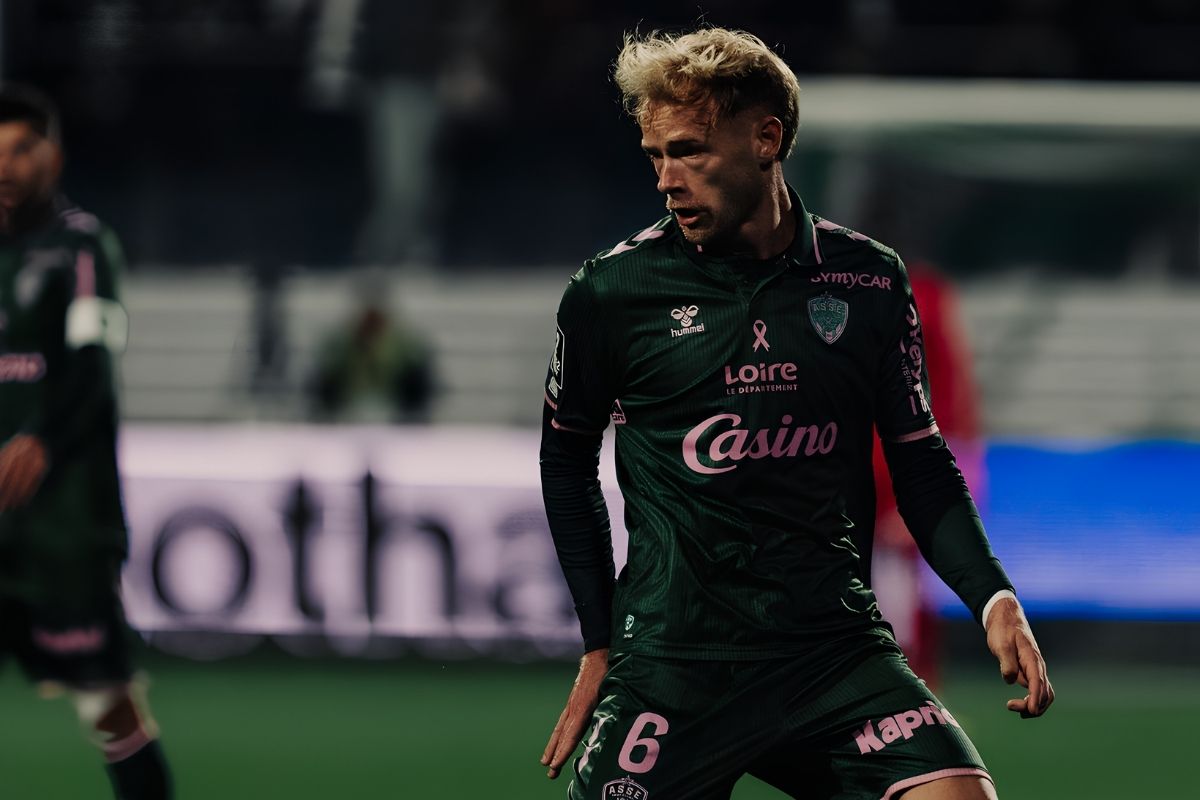 Maxime Bernauer, défenseur de l’AS Saint-Étienne, en action lors de la rencontre contre le Red Star.